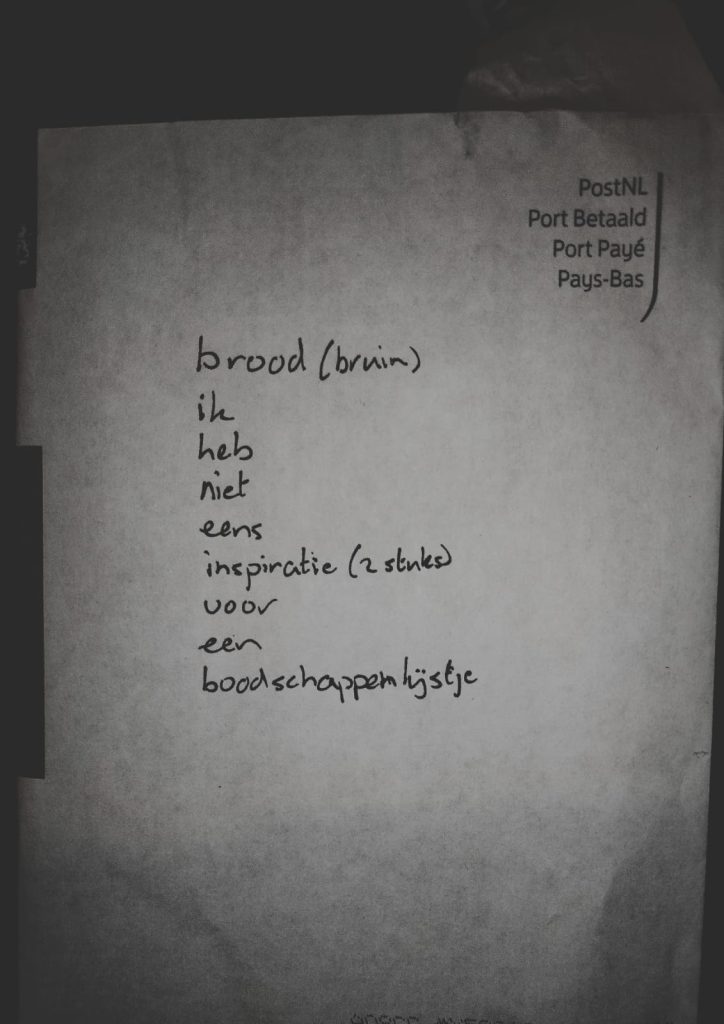 boodschappenlijstje geschreven op een envelop: brood (bruin) ik heb niet eens inspiratie (2 stuks) voor een boodschappelijstje