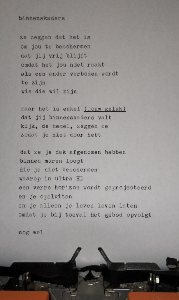 Uitgetypt gedicht op een oranje brother 650 typemachine met het papier nog in de typemachine